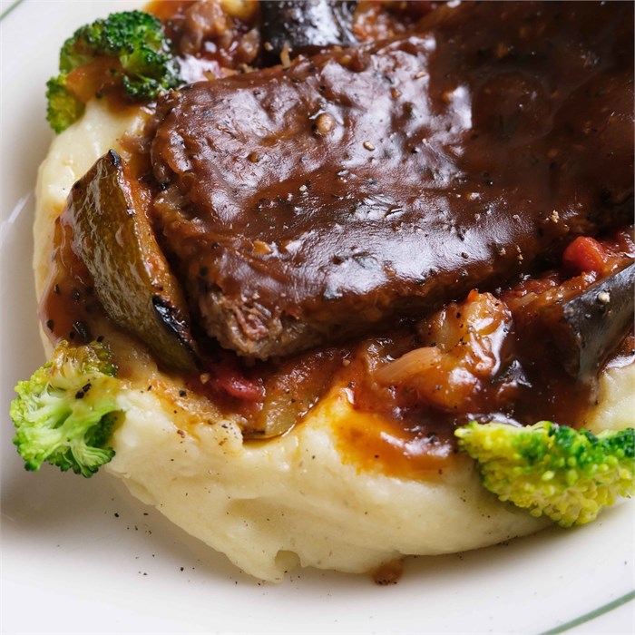 Запеченная лопатка ягненка с овощами и картофельным кремом 10099