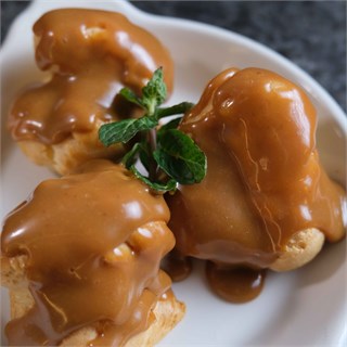 {{photo.Alt || photo.Description || 'Профитроли с карамелью'}}