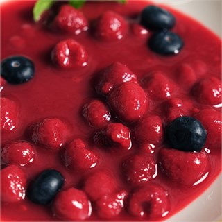 {{photo.Alt || photo.Description || 'Малиновый суп с ягодами'}}