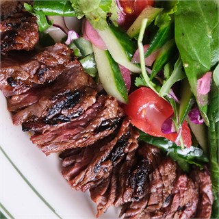 {{photo.Alt || photo.Description || 'Стейк-салат из мраморной говядины'}}